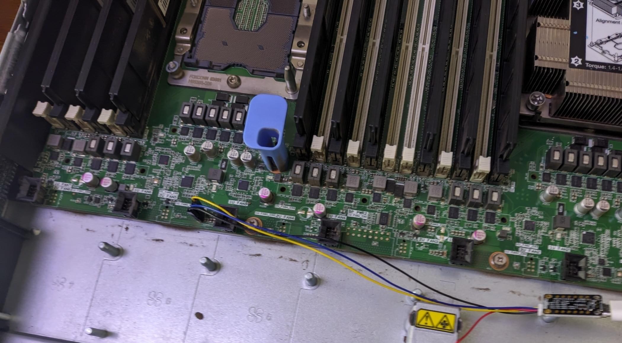 找到 CPU2 附近的风扇旁边的 VRM I2C 接口, 用万用表确定 GND 后, 剩下两个引脚都试下就能猜出线序了, 没万用表可以排列组合都试下或参考图